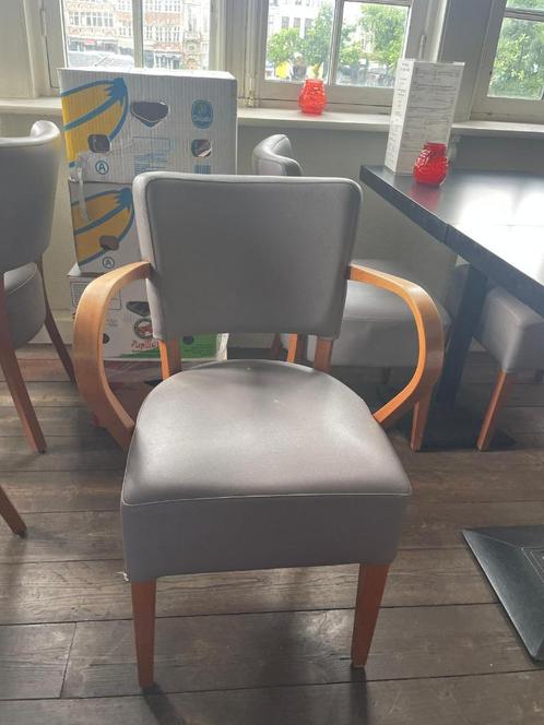 Grijze leren stoelen met houten frame, Huis en Inrichting, Stoelen, Gebruikt, Vijf, Zes of meer stoelen, Grijs, Ophalen