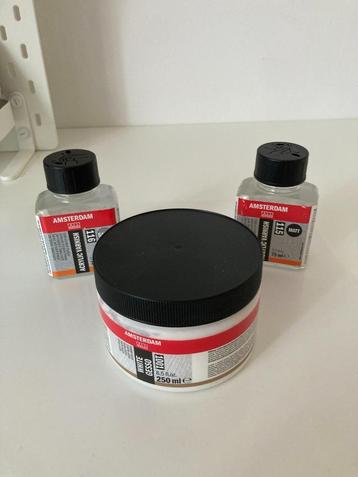 Ongeopend Amsterdam mat en satijn acrylvernis  + witte gesso beschikbaar voor biedingen