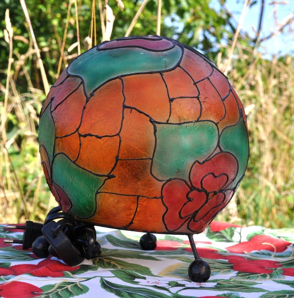 lampe de table boule style vitrail synthétique, Antiquités & Art, Antiquités | Éclairage, Enlèvement ou Envoi