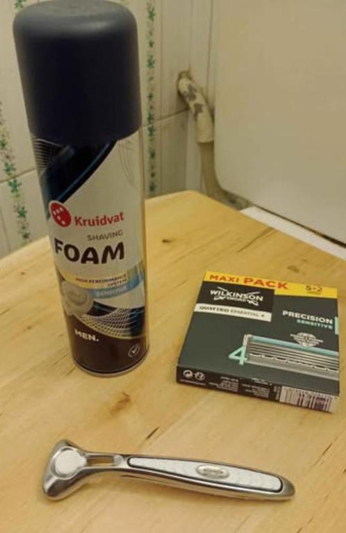 WILKINSON scheermes basishandgreep + 4 nieuwe mesjes + gel, Handtassen en Accessoires, Uiterlijk | Gezichtsverzorging, Nieuw, Reiniging