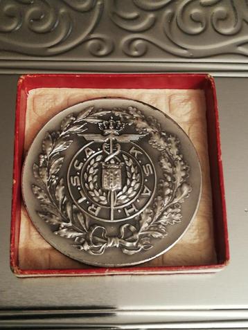 Echte  mooi oude zilveren medaille met doos  beschikbaar voor biedingen