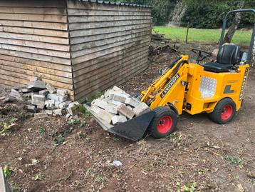 Tuin opruimen hout hakselen minigraver met bestuurder grond  beschikbaar voor biedingen