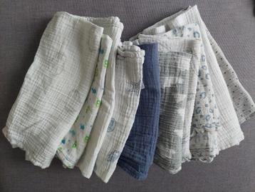 Pakketje 10 tetradoeken en 5 slabjes met drukknop beschikbaar voor biedingen