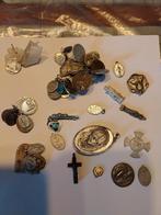 religieuze medailles, kruisjes en bedeltjes 40 tal, Ophalen