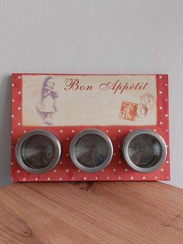 Retro wandrekje met magnetische voorraadpotjes  beschikbaar voor biedingen