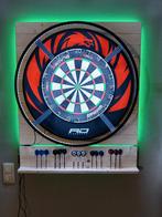 Dartwall hangend  met kleurled en pijltjeshouder (dartkast), Sport en Fitness, Darts, Ophalen of Verzenden