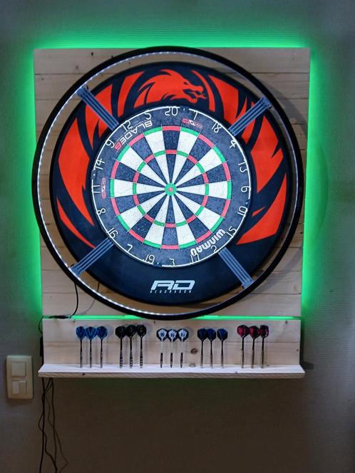 Dartwall hangend  met kleurled en pijltjeshouder (dartkast), Sport en Fitness, Darts, Ophalen of Verzenden