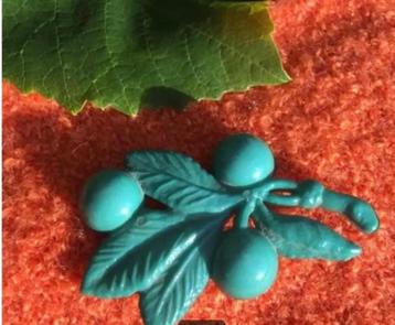 Fifties vintage turquoise kunststof broche kersentakje beschikbaar voor biedingen