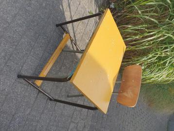 Kinderbureau en stoel retro beschikbaar voor biedingen