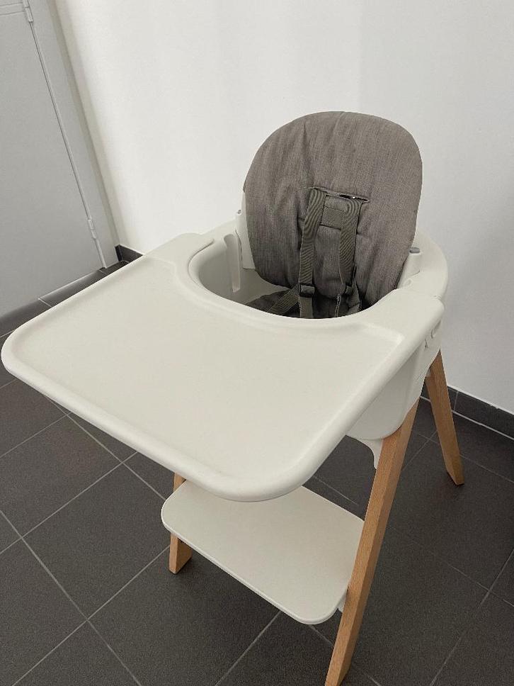 stokke steps met babyzitje en harnasje en tafelblad, Kinderen en Baby's, Kinderstoelen, Zo goed als nieuw, Meegroeistoel, Afneembaar eetblad