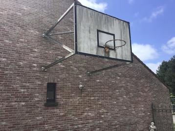 Basketbal bord met bevestiging in aluminium  beschikbaar voor biedingen