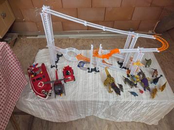 knikkerbaan, playmobil en dino's beschikbaar voor biedingen