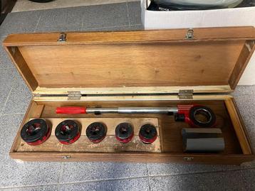 Super-Ego pijpdraadsnijset met 5 snijkoppen + 3 poot klem beschikbaar voor biedingen