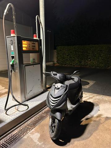 Piaggio zip iget teruil tegenover schakelbrommer beschikbaar voor biedingen