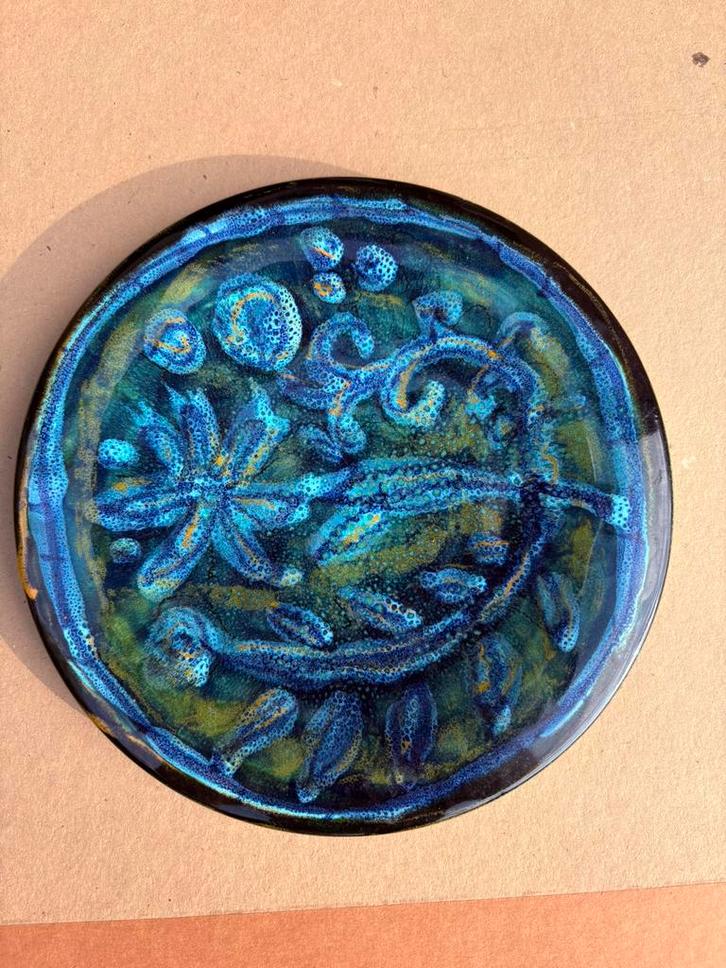 Assiette décorative signée Paul Yvain – Émaillage bleu/vert, Antiek en Kunst, Antiek | Wandborden en Tegels, Ophalen of Verzenden