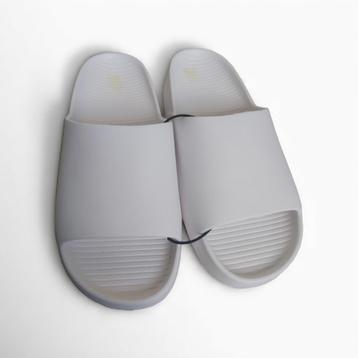 Heren slippers effen wit 45 beschikbaar voor biedingen