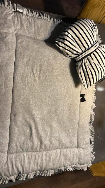 Parklegger met decoratiekussen beschikbaar voor biedingen