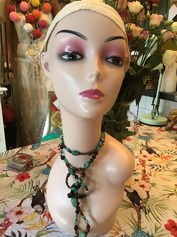 Hippe toffe boho mannequin hoofd met antieke bonnet+juweel