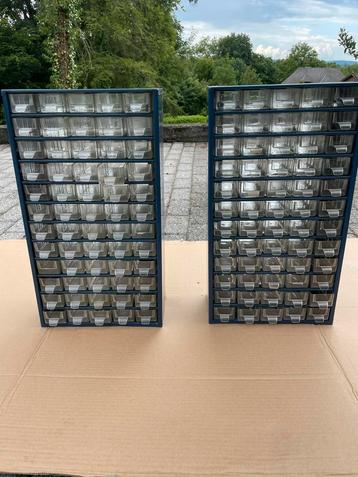 2 metalen kasten met 60 kluisjes Nieuwstaat beschikbaar voor biedingen
