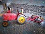 Massey Harris met chauffeur + stoppelcultivator - Dinky Toys, Dinky Toys, Gebruikt, Ophalen of Verzenden, Tractor of Landbouw