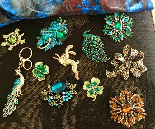 Mooie strassbroches ( per stuk), Handtassen en Accessoires, Broches, Zo goed als nieuw, Overige materialen, Blauw, 4 tot 7 cm