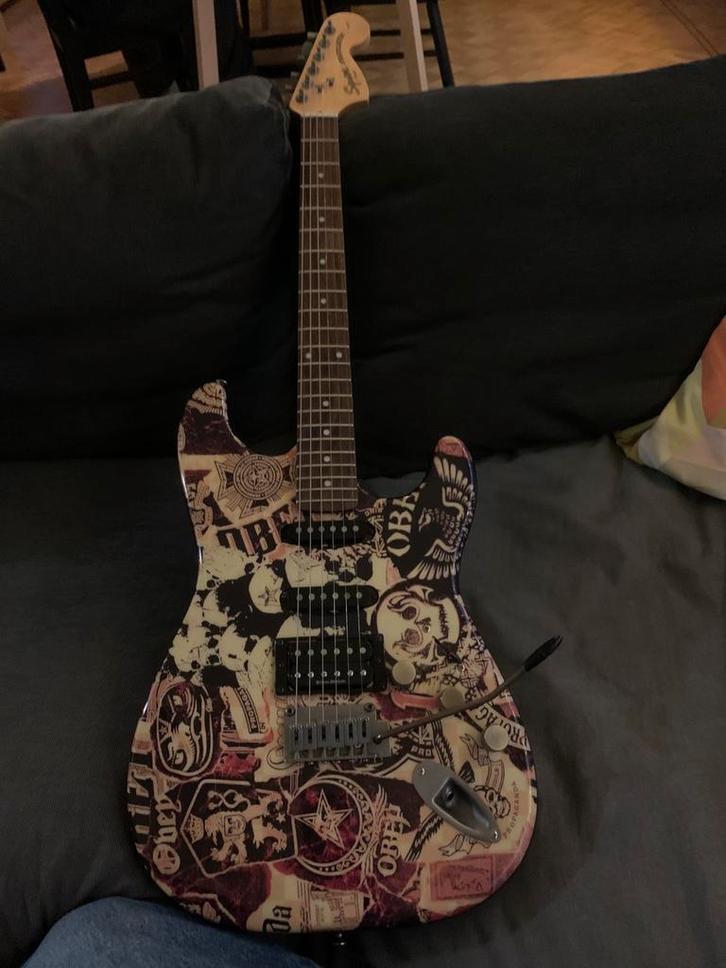 Squier standard strat met obey propaganda graphics, Muziek en Instrumenten, Snaarinstrumenten | Gitaren | Elektrisch, Gebruikt