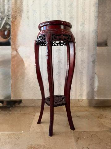 Hoge oosterse bijzettafel beschikbaar voor biedingen