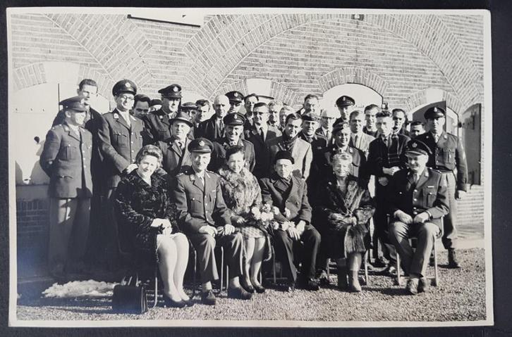 Grote foto photo (11,5x17,5cm) Rijkswachter Politie groep, Verzamelen, Foto's en Prenten, Gebruikt, Foto, Klederdracht, 1960 tot 1980