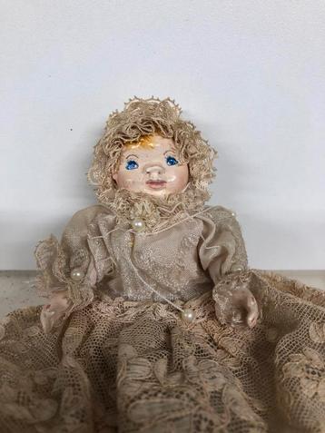 Vintage porseleinen pop jaren 50/60 Met kanten jurkje beschikbaar voor biedingen