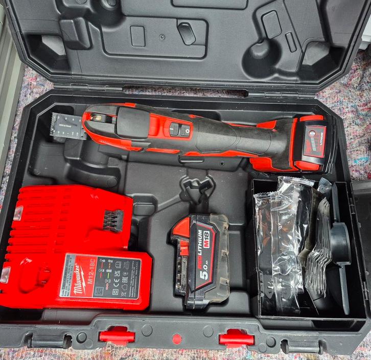 milwaukee multitool met lader en batterijen, Doe-het-zelf en Bouw, Gereedschap | Boormachines, Zo goed als nieuw, Ophalen of Verzenden