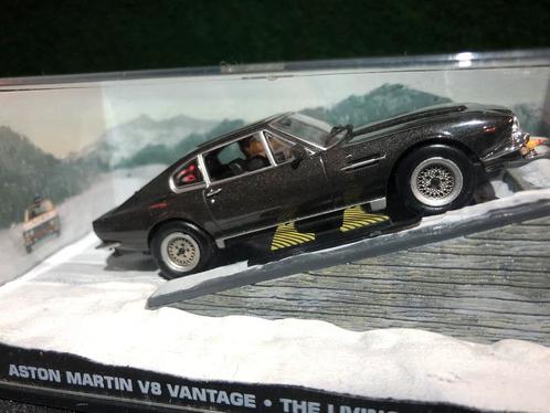 Aston Martin V8 Vantage - James Bond, Hobby en Vrije tijd, Modelauto's | 1:43, Gebruikt, Auto, Universal Hobbies, Ophalen of Verzenden