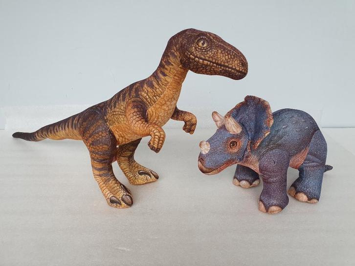 Jurassic Park: knuffels Triceratops - Velociraptor (1992), Kinderen en Baby's, Speelgoed | Knuffels en Pluche, Gebruikt, Ophalen of Verzenden