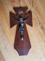 Kruisbeeld, antiek kruisbeeld. Brons en hout. 13x27, Verzamelen, Religie, Gebruikt, Ophalen of Verzenden, Christendom | Katholiek