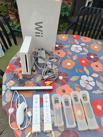 Wii + 2 controllers & 1 nunchuck + 10 spelletjes, Enlèvement, Utilisé