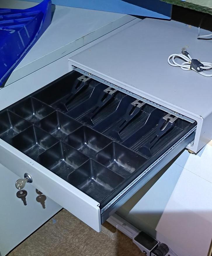 geldlade met sleutel ( lichtgrijs ), Zakelijke goederen, Kantoor en Winkelinrichting | Kassa's en Betaalsystemen, Ophalen