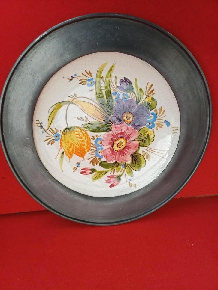 Antiek porseleinen bord in tinnen omkadering., Antiek en Kunst, Antiek | Wandborden en Tegels, Ophalen of Verzenden