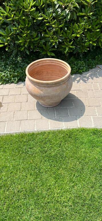 Mooie terracotta bloempot – klassiek model  beschikbaar voor biedingen