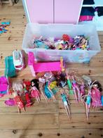 Lot barbies, bus barbie et maisons pliables, Enfants & Bébés, Jouets | Poupées, Enlèvement, Barbie