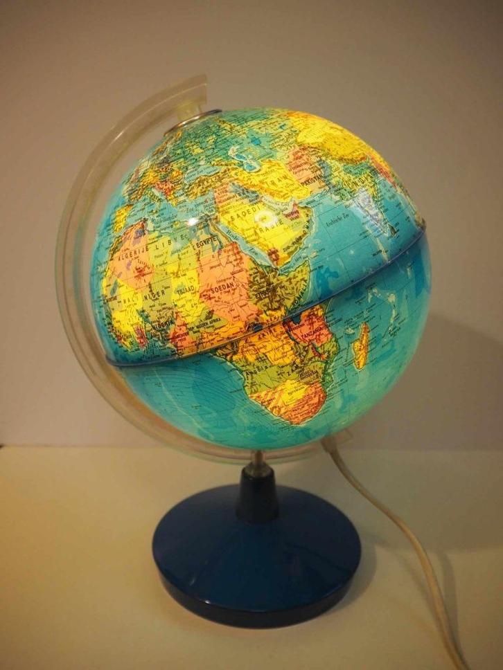 Vintage wereldbol lamp, 1970s, Huis en Inrichting, Lampen | Tafellampen, Zo goed als nieuw, Minder dan 50 cm, Hout, Kunststof