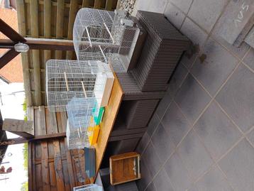 VERSCHILLENDE maten NIEUWE VOGELKOOIEN met alle TOEBEHOREN  beschikbaar voor biedingen