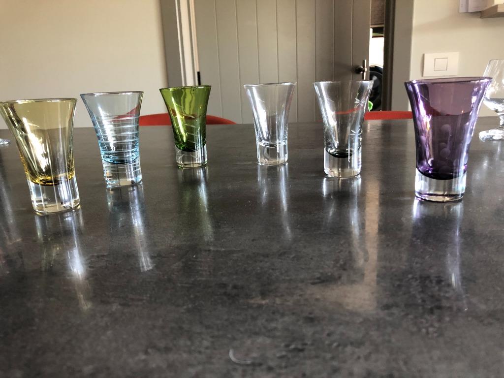 Retro kleur jeneverglaasjes, Ophalen