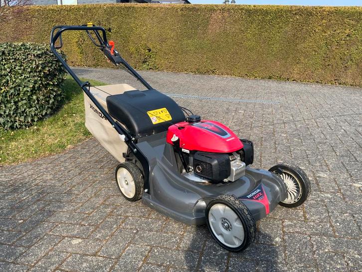 HONDA hydrostatische grasmaaier van 5,5 pk. Polybehuizing, Tuin en Terras, Grasmaaiers, Zo goed als nieuw, Benzine-grasmaaier