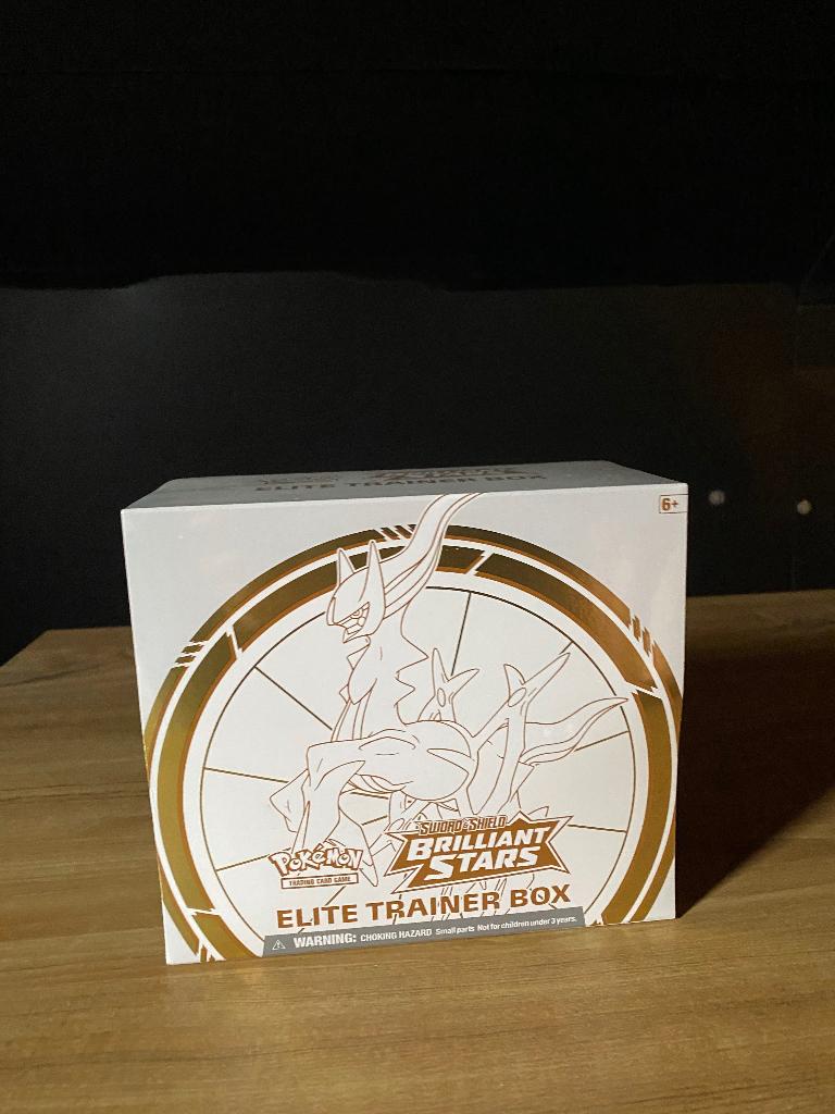 Brilliant Stars Elite Trainer Box, Hobby en Vrije tijd, Verzamelkaartspellen | Pokémon, Ophalen of Verzenden, Nieuw, Overige typen