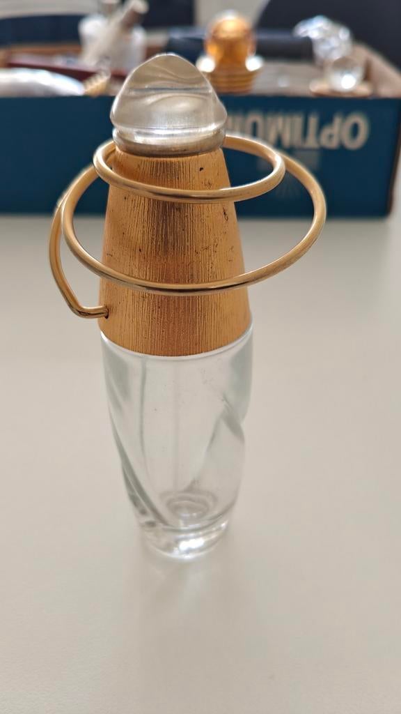 Lege parfumflesjes, Ophalen