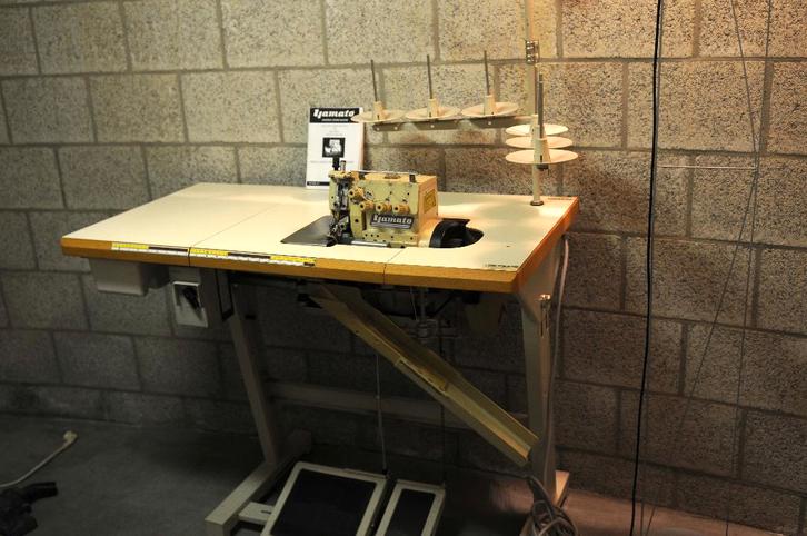 machine à coudre  industrielle - surjeteuse, Hobby & Loisirs créatifs, Machines à coudre & Accessoires, Comme neuf, Surjeteuse