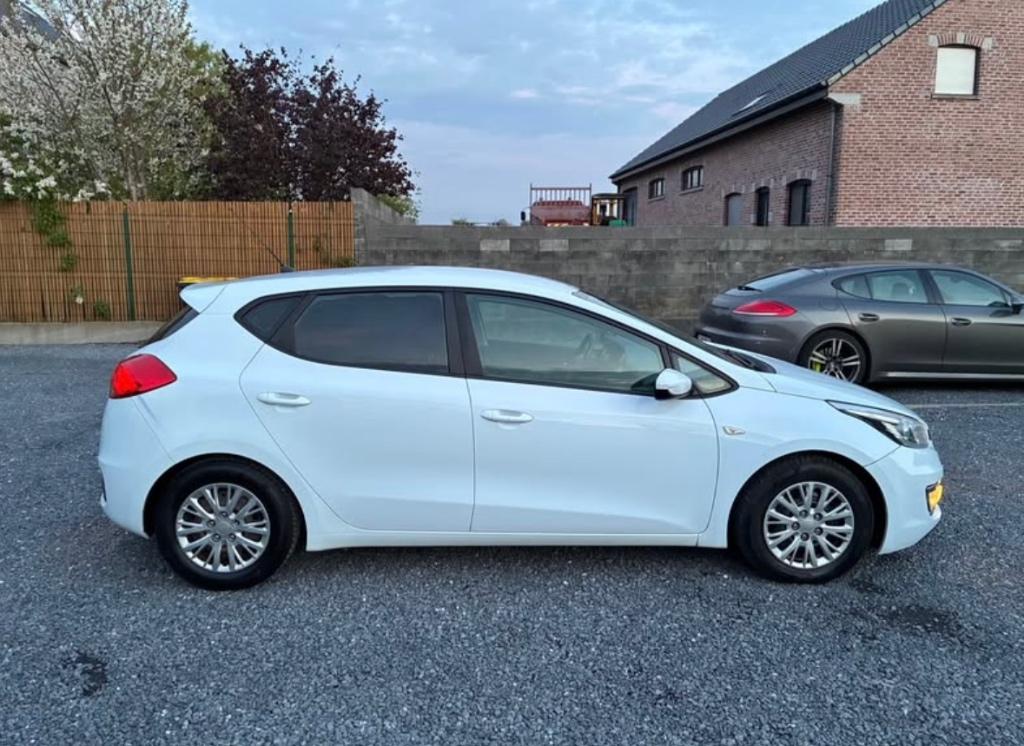 Kia Ceed 2016, Auto's, Kia, Particulier, (Pro) Cee d, Diesel, Euro 6, Berline, 5 deurs, Handgeschakeld, Wit, Zwart, Stof, Ophalen