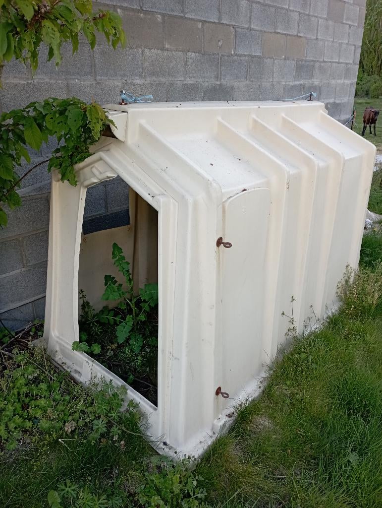 Mooie kalf iglo, of schuilhok voor geiten, schapen,pony...