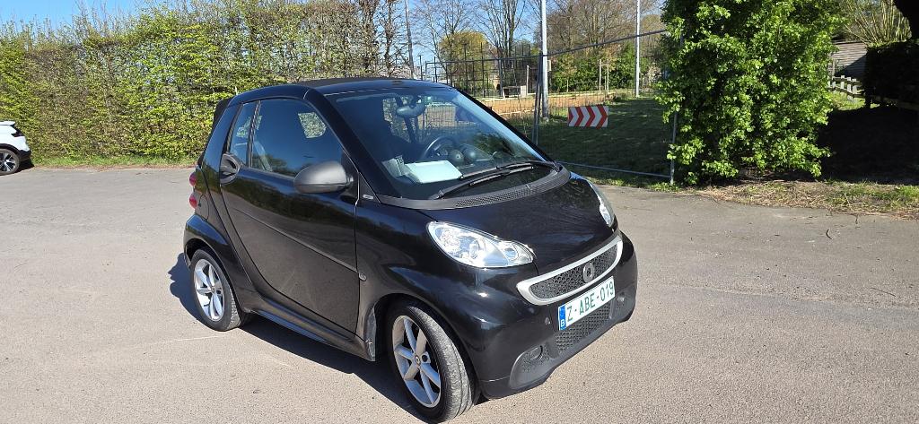 smart for two cabriolet 109000 km IS GEKEURD MET ROOS FOMULI, Auto's, Smart, Euro 5, 4 cilinders, Cabriolet, Zwart