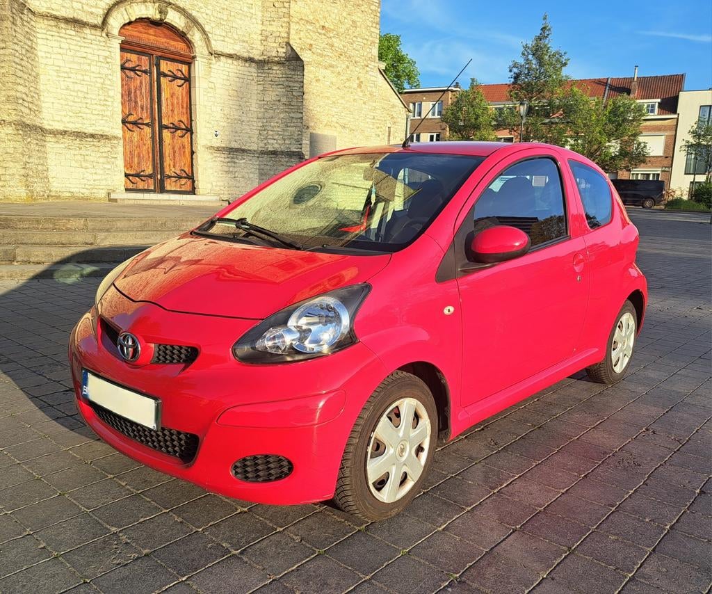 Toyota Aygo • 1.0 essence • 12/2011 • ! 39.000 km ! • CT OK, Autos, Toyota, Rouge, Achat, 50 kW, Noir