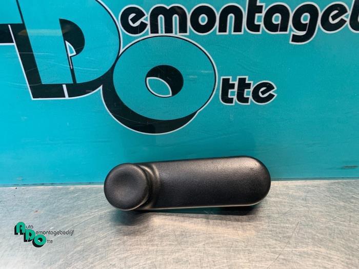 Manivelle de vitre d'un Dacia Logan (Logan 1 04-), Autos : Pièces & Accessoires, Vitres & Accessoires, Dacia, Utilisé, 3 mois de garantie